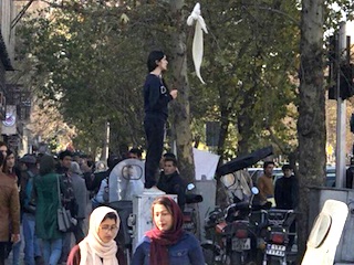 زن حجاب اعتراض 