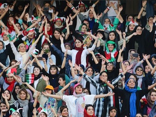 زنان در استادیوم