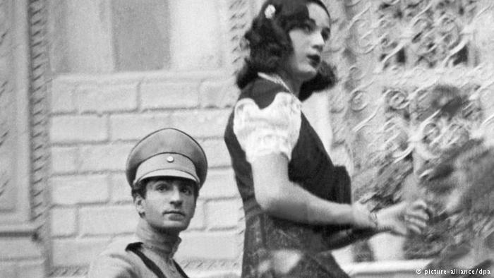 محمد رضا پهلوی و فوزیه همسر اول او یک سال بعد از ازدواج. تاریخ ۱۹۴۰ میلادی.