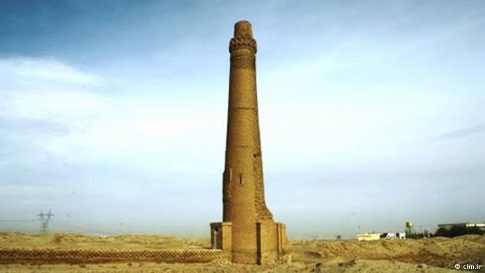 زیرسازی جاده ترانزیتی بم ـ زاهدان در فاصله ۴۰ متری "میل نادر" با قدمت ۹۰۰ سال