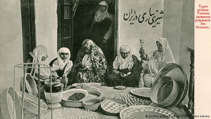 زنان شیرینیپز. تاریخ: ۱۹۱۰ میلادی.