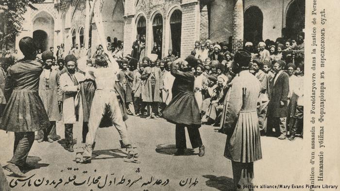 مجازات یک مجرم. تاریخ عکس: ۱۹۱۰ میلادی.