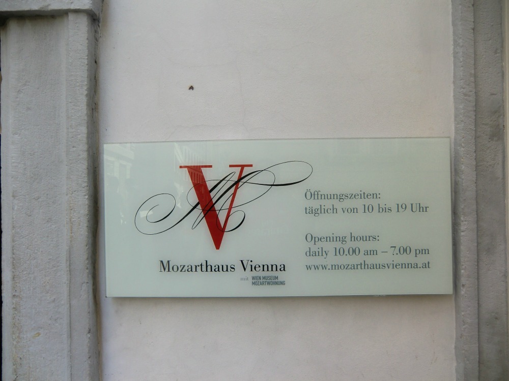 از اینجا به بعد محله و خانه موزارت از نوابغ مسلم و موسیقی دان بزرگ کلاسیک آغاز می شود